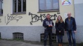 von links: Udo Kath (SPD-Ortsvereinsvorsitzender), Nina Kotissek (SPD-Bürgervertreterin) und Detlef Seiler (SPD-Ratsherr) trafen sich vor der Regenbogenschule in Lünen-Beckinghausen, die in 9 Monaten geschlossen werden soll.