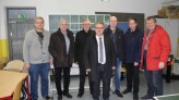 Zusammen mit Marc Stoverock (Mitte) vom ZGL
informierten sich die Vorstandsmitglieder des SPD-Ortsvereins
Lünen-Beckinghausen und dem Ratsherren Detlef Seiler (3. von rechts) über
den Zustand der demnächst freistehenden Schule an der Kreuzstraße.