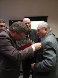 Heinz Mocza (rechts) wird von Udo Kath und Detelef Seiler für 60 Jahre Mitgliedschaft geehrt.