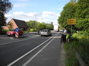 Udo Kath und Hans Kunze wiesen 2011 auf fehlende Pfosten und Geschwindigkeitsmessungen an der Hammer Straße hin. Die 2012er Messungen ergaben im Vergleich zu 2007 eine Tempominderung um durchschnittlich 10 Stundenkilometer.