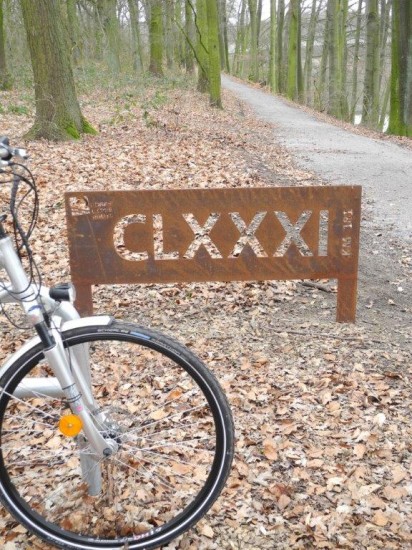 Symbol mit Fahrrad für die ROEMERLIPPPEROUTE steht auch am Uferkastell in Luenen-Beckinghausen