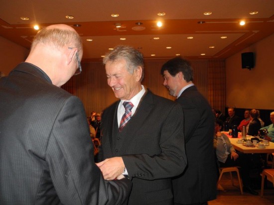 Toni gratuliert Karl-Heinz für 50 Jahre SPD Mitgliedschaft