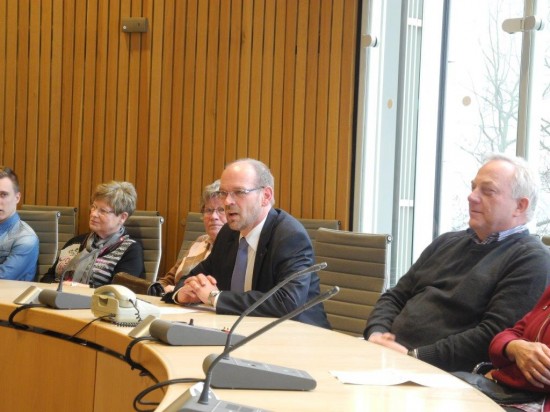 Rainer Schmeltzer (2. von rechts) diskutierte mit den Lüner Besuchern landespolitische Themen