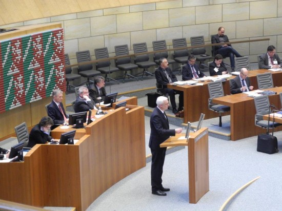 Wirtschaftsminister Garrelt Duin debattiert im Plenarsaal des Düsseldorfer Landtages