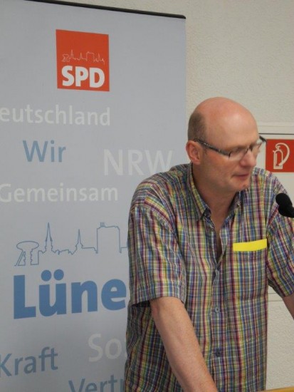 SPD-Ratsherr Detlef Seiler aus Beckinghausen begründet den Antrag zur frühkindlichen Hilfe