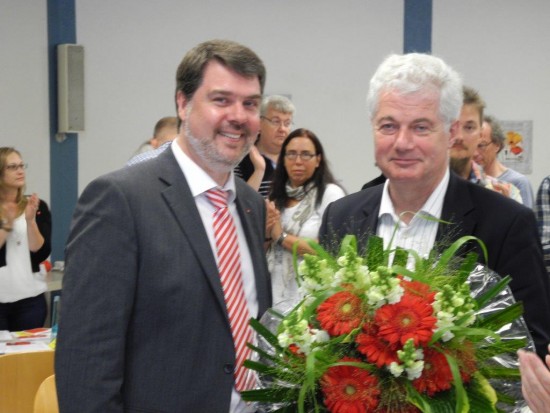 SPD-Stadtverbandsvorsitzender Michael Thews bedankt sich bei Willi Stodollick für die langjährige Tätigkeit als Bürgermeister