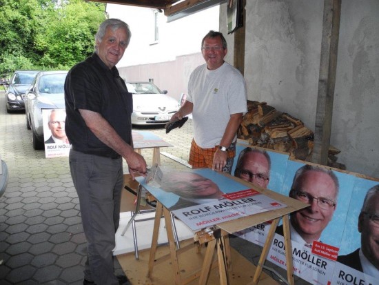 Ehrenamtliches Engagement für eine gute Sache - Udo Kath (rechts), SPD-OV-Vorsitzender in Beckinghausen und sein Stellvertreter Hans Kunze kleben Plakate für den Bürgermeisterwahlkampf 2015