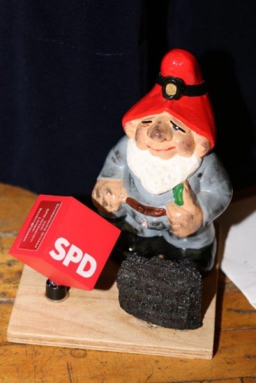 Ewald Zappenduster Geburtstagsgeschenk SPD OV Lünen-Beckinghausen für SPD OV Niedersfeld 40 Jahre; Foto: Werner Dietrich
