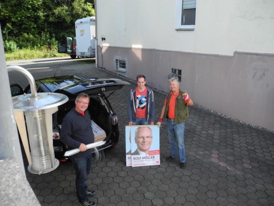 Udo Kath, Robert Schmidt und Karl-Heinz Fridriszik starten zum Plakate aufhängen in Lünen-Beckinghausen