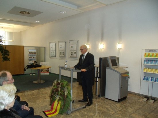 Der erste Beigeordnete der Stadt Lünen Horst Müller-Baß erinntert bei seiner Gedenkrede an die Opfer von Kriegen und Gewalt in den Räumen der Beckinghausener Sparkasse