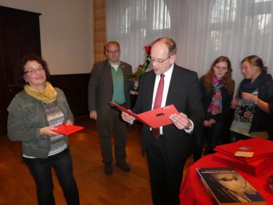 Der Minister Rainer Schmeltzer ehrte die Jubilare, hier die Beckinghausener Genossin Gabi Brüske.
